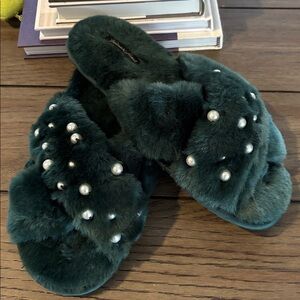 NWOT Victoria’s Secret Criss Cross Faux Fur Slides